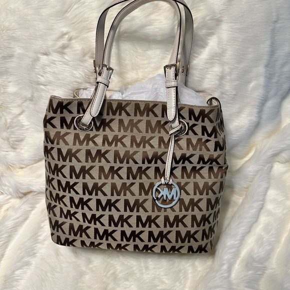 Michael Kors Signature Khaki handbag - Picture 2 of 5